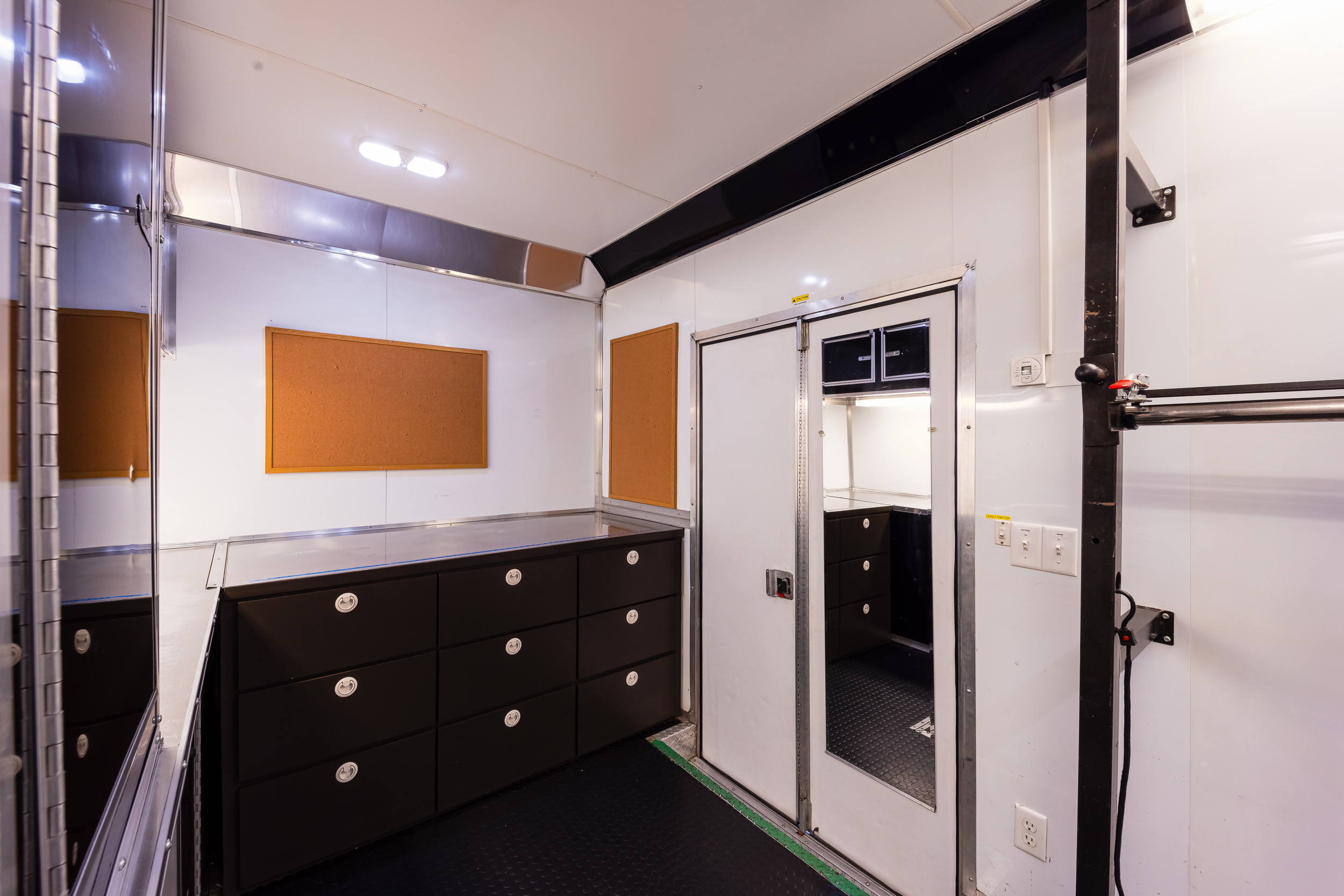 Wardrobe 35' Interior 2