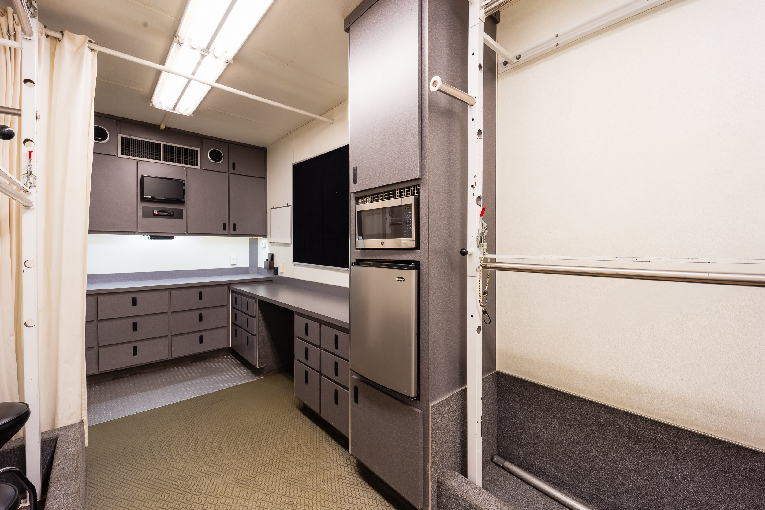 45ft Semi Wardrobe Interior 5