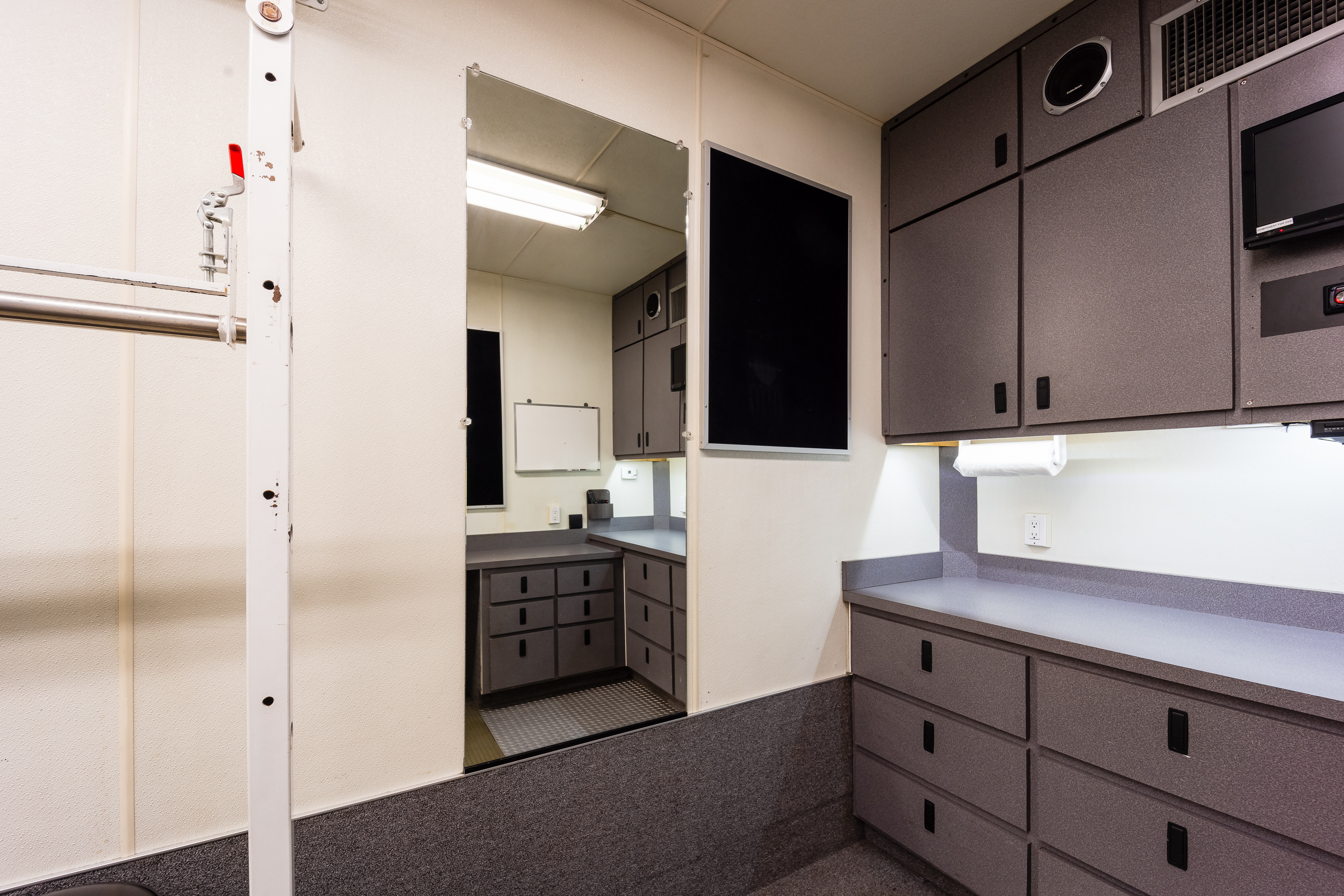 45ft Semi Wardrobe Interior 3