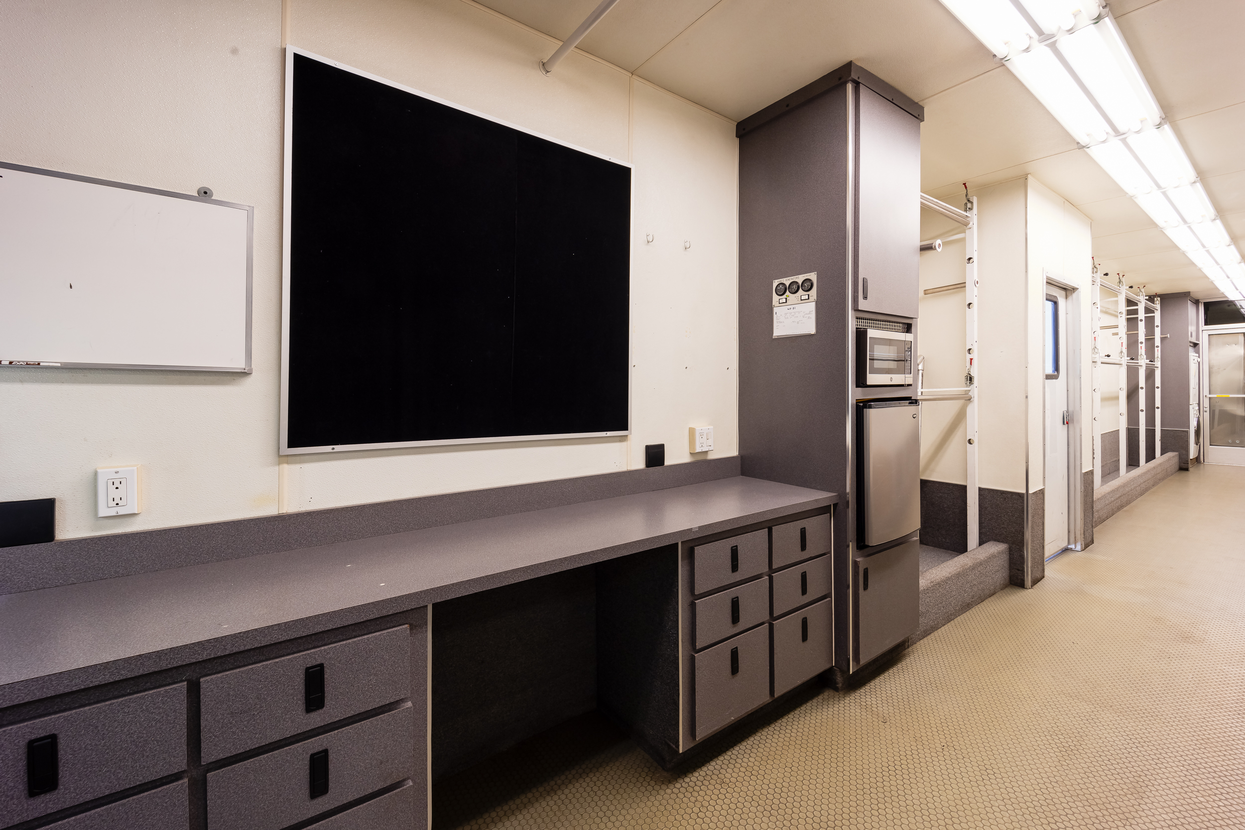 45ft Semi Wardrobe Interior 2
