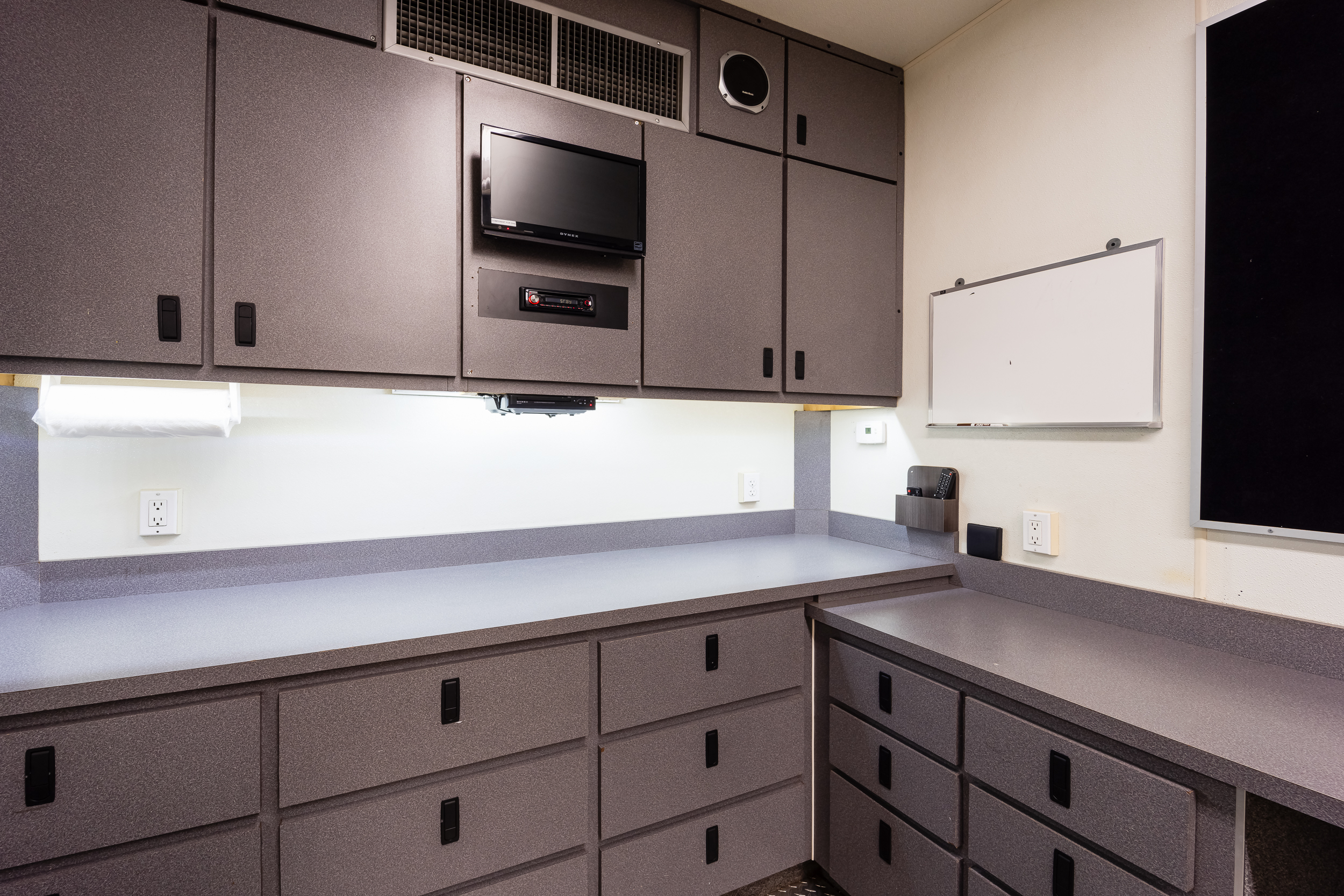 45ft Semi Wardrobe Interior 1