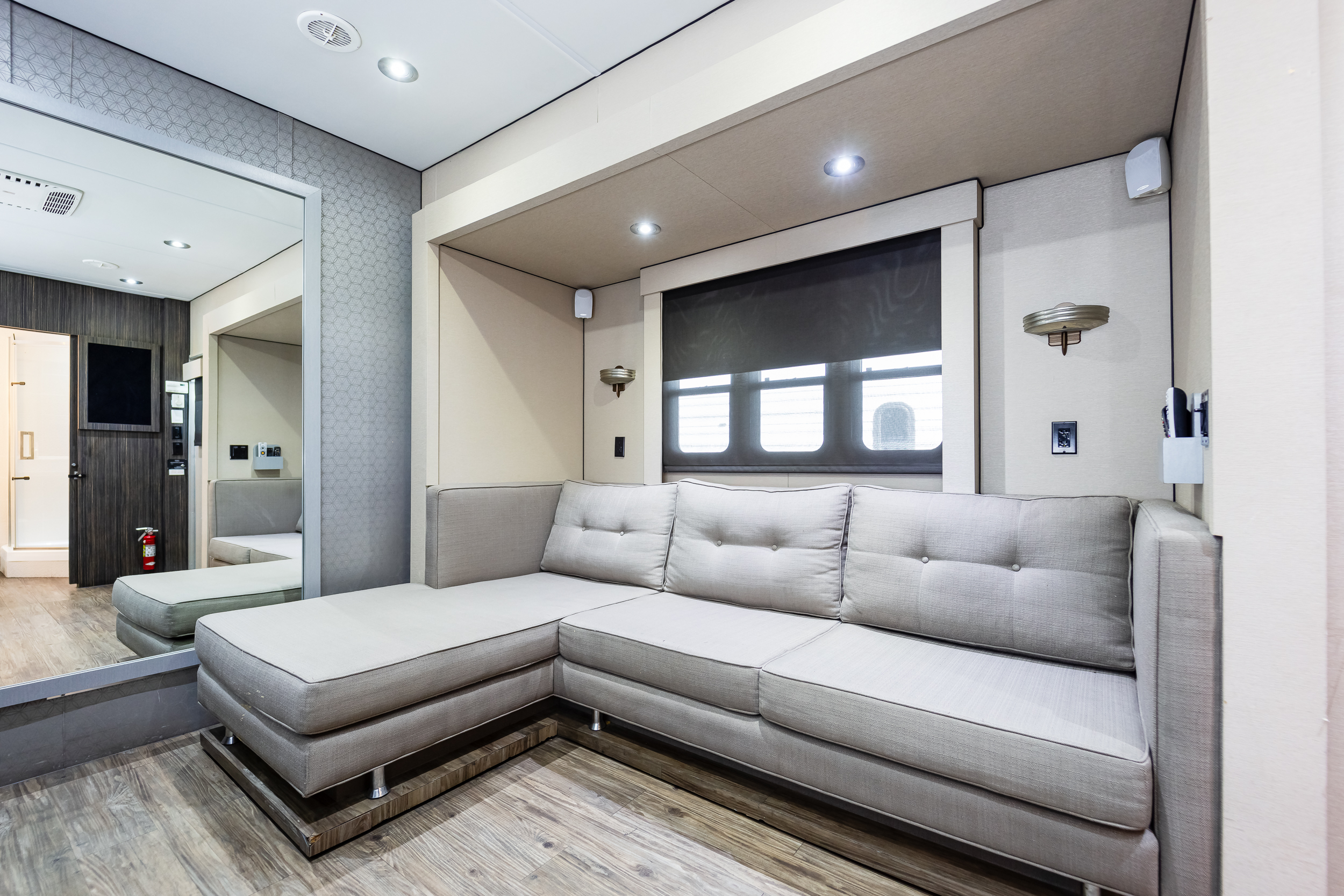 2X 40ft Luxury 2 Room Cast Trailer with Slide Outs Interior 3