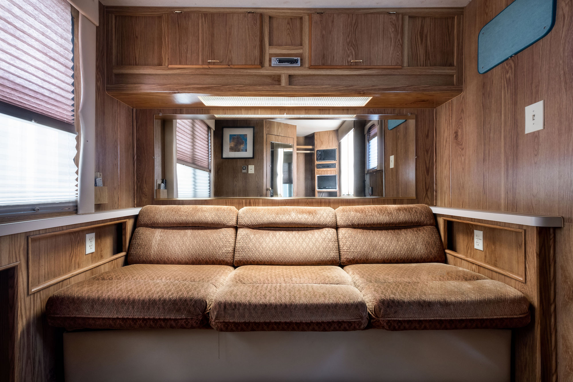 3R - 40ft - 3 Room Cast Trailer Interior 4