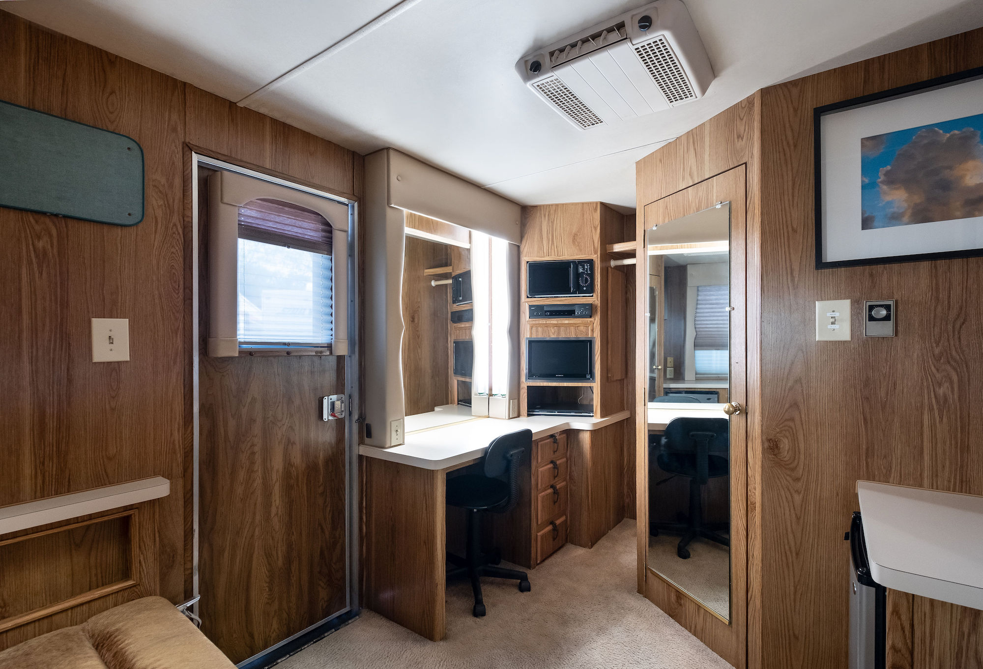 3R - 40ft - 3 Room Cast Trailer Interior 1