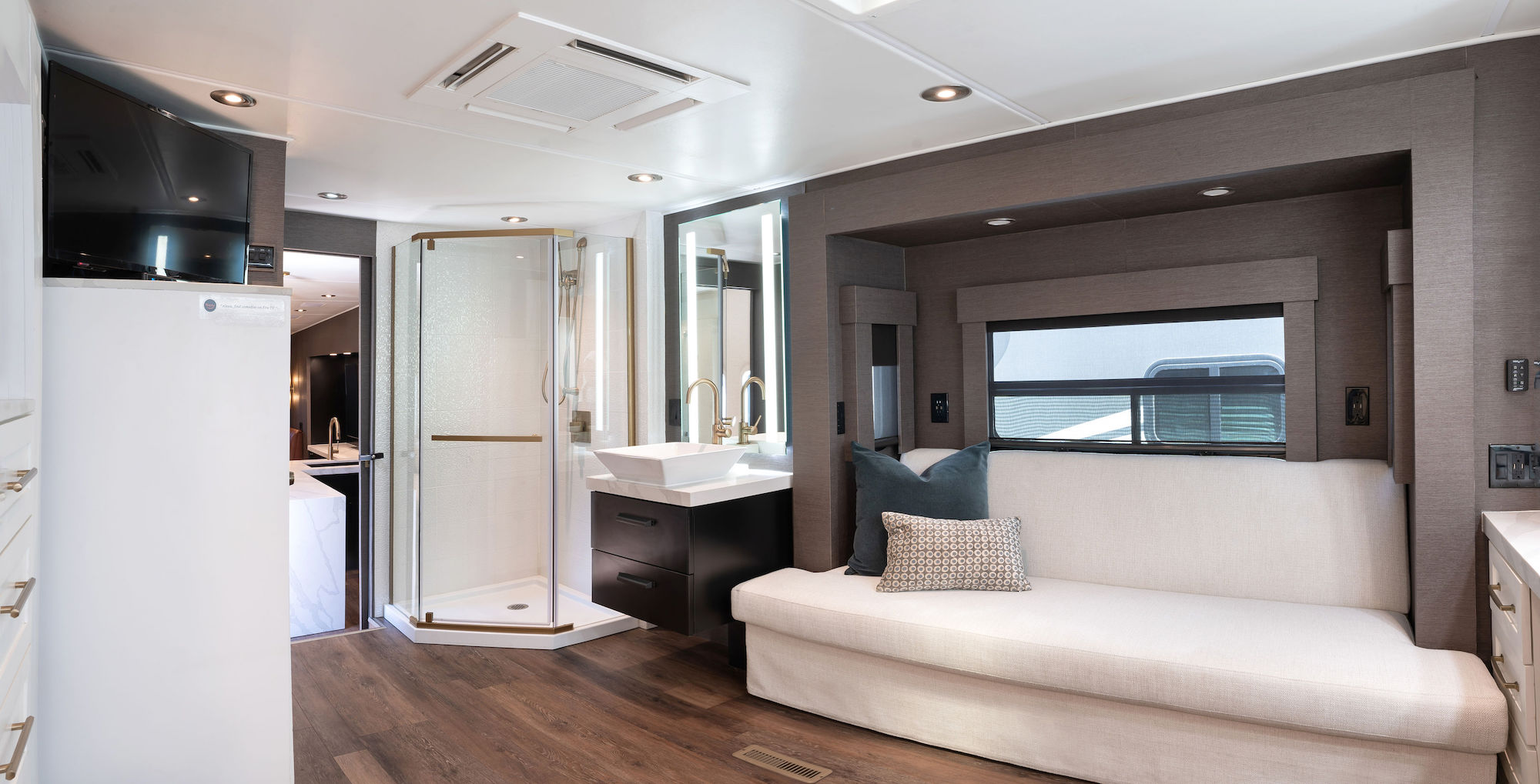 43ft Dream Trailer Interior 12