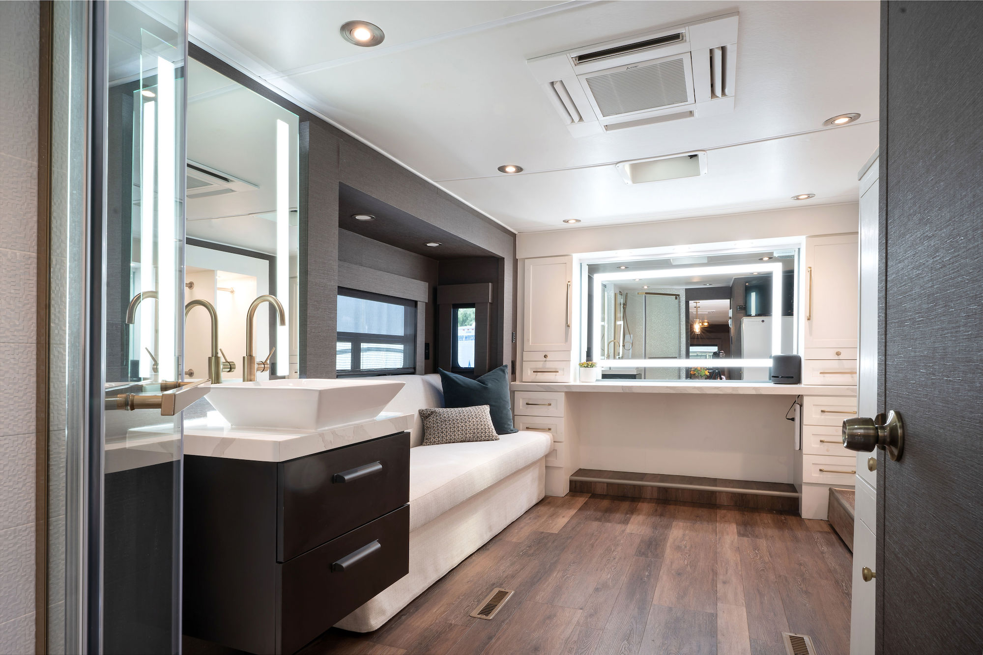 43ft Dream Trailer Interior 11