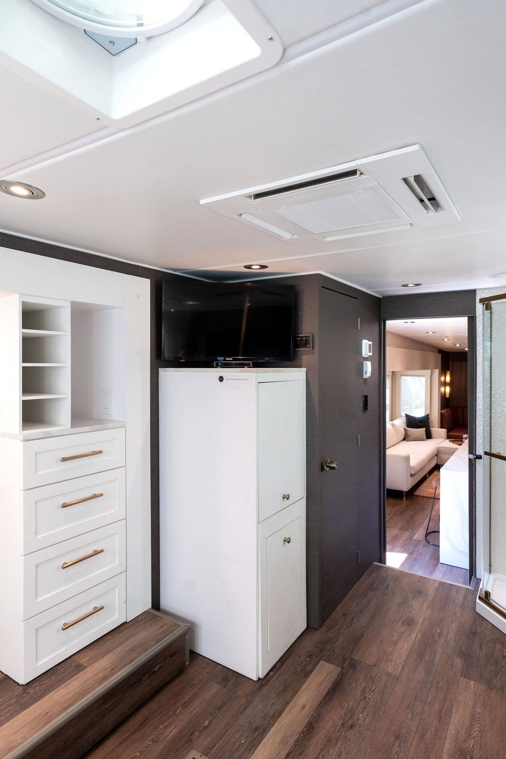 43ft Dream Trailer Interior 9