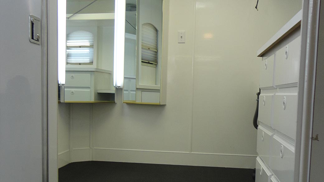 40ft Wardrobe 5th Wheel Interior 2