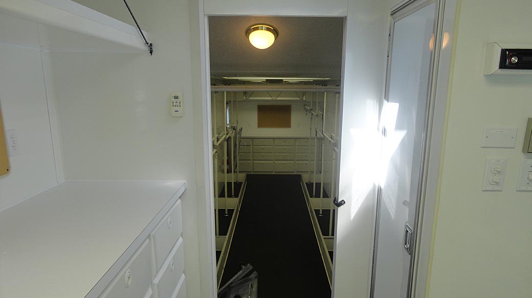 40ft Wardrobe 5th Wheel Interior 1