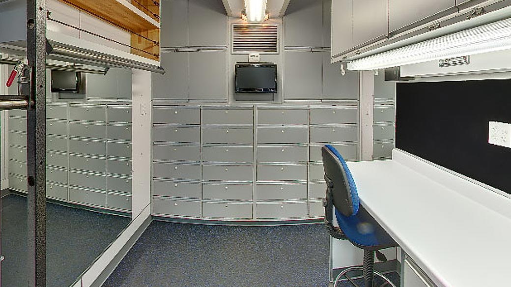 40ft Wardrobe 5th Wheel Interior 11